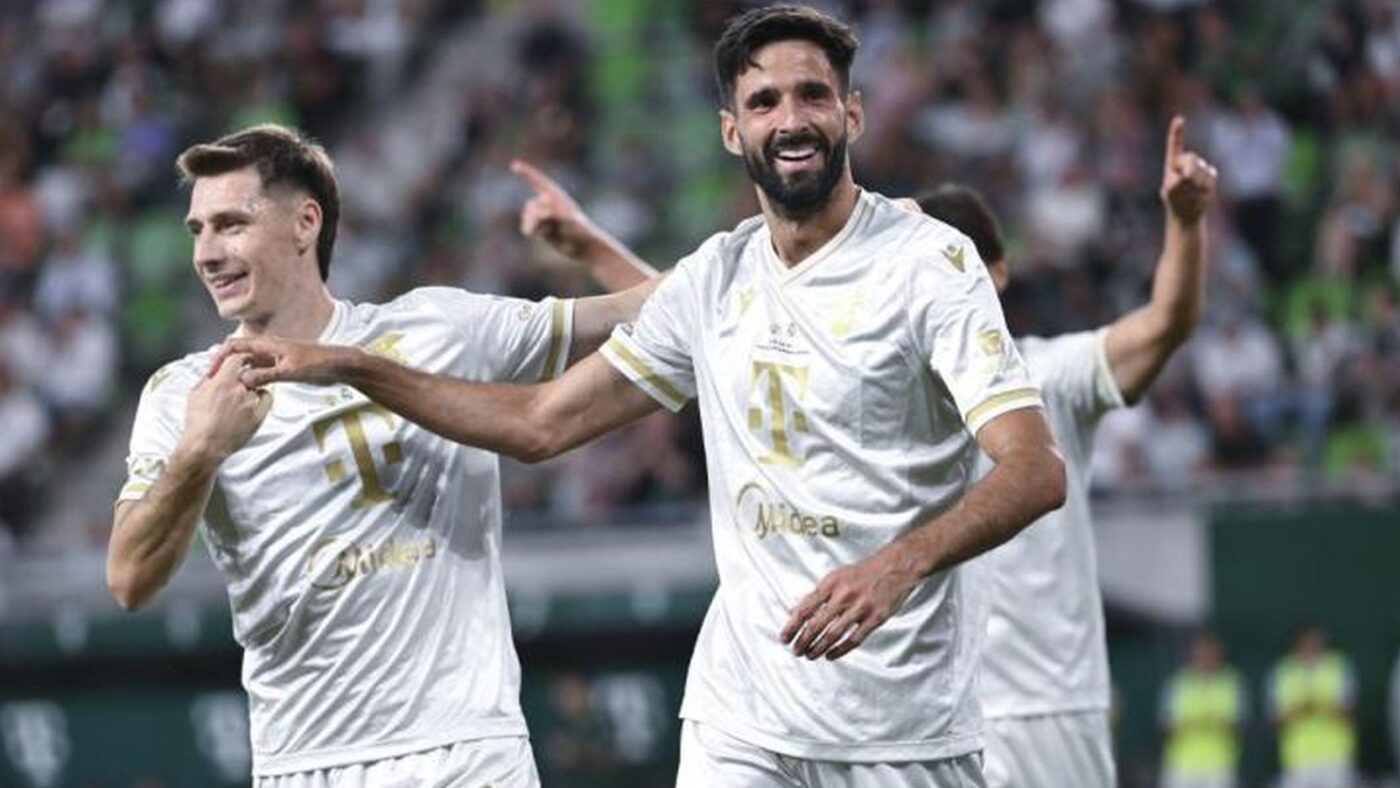 Budapest, 2026. augusztus 8. A gólsszerző Kenan Kodro, a Ferencváros játékosa (j), mellette csapattársa, Marius Corbu (b) a Ferencváros - Real Madrid nemzetközi felkészülési mérkőzésen a Groupama Arénában 2026. augusztus 8-án. MTI/Illyés Tibor
